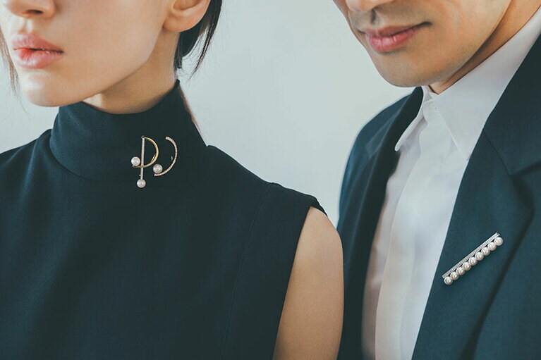 左)「キネティック ブローチB4442」(YG/あこや真珠)385,000円、中)「キネティック ブローチB4443」(SG/あこや真珠)627,000円。右)「バランス アイコニック ダイヤモンドパヴェ ブローチ B4435」(WG/あこや真珠/ダイヤモンド) 1,320,000円。