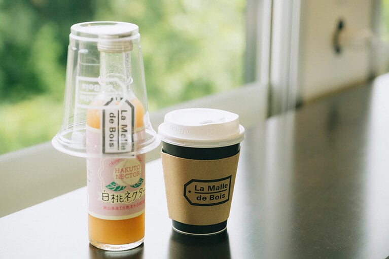 岡山県産清水白桃のネクター（450円）など各種ドリンクのほか、岡山ばら寿司（1,350円）も数量限定で販売。