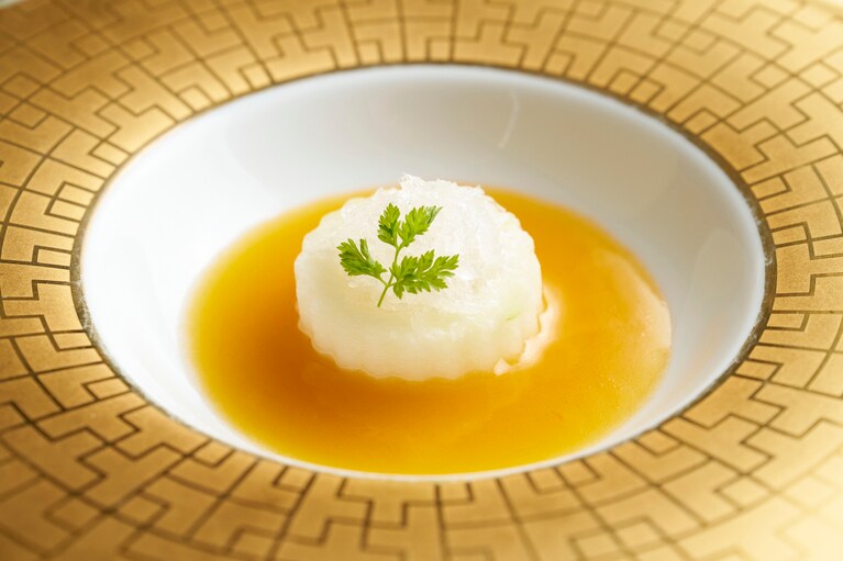 「燕の巣と冬瓜のシェフ特製海老ソース煮込み」。白とオレンジのコントラストも鮮やか。