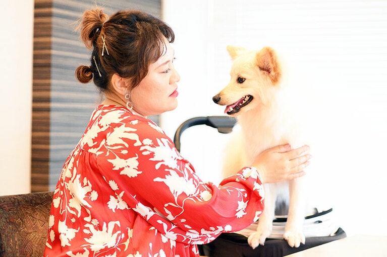 取材中はバギーにお座り。