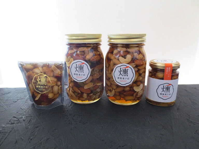 左から「燻製ナッツとドライフルーツの蜂蜜漬け」パック各750円、大瓶2,500円、「燻製ナッツの蜂蜜漬け」大瓶2,300円、瓶1,200円。