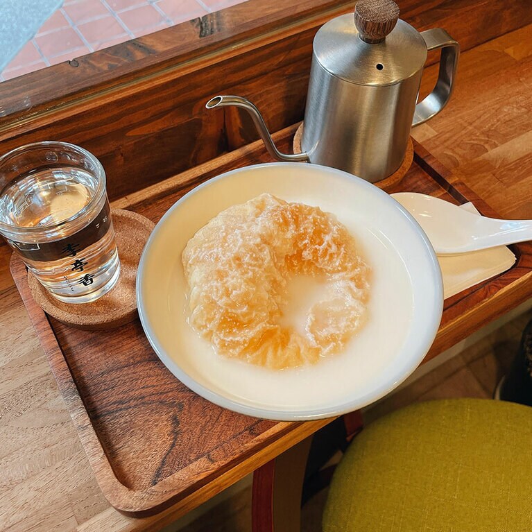 カフェスペースでゆっくりと伝統菓子を満喫。