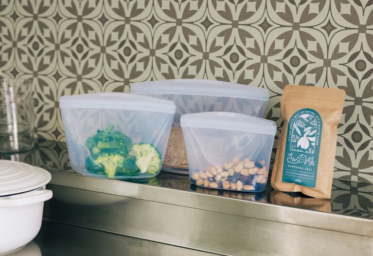 左：ボウル3点セット(SS,S,M) 236ml、473ml、946ml 5,940円／スタッシャー 
右：さんぺだる塩(詰め替え用)レシピ付き 100g 2,052円／サンペダル