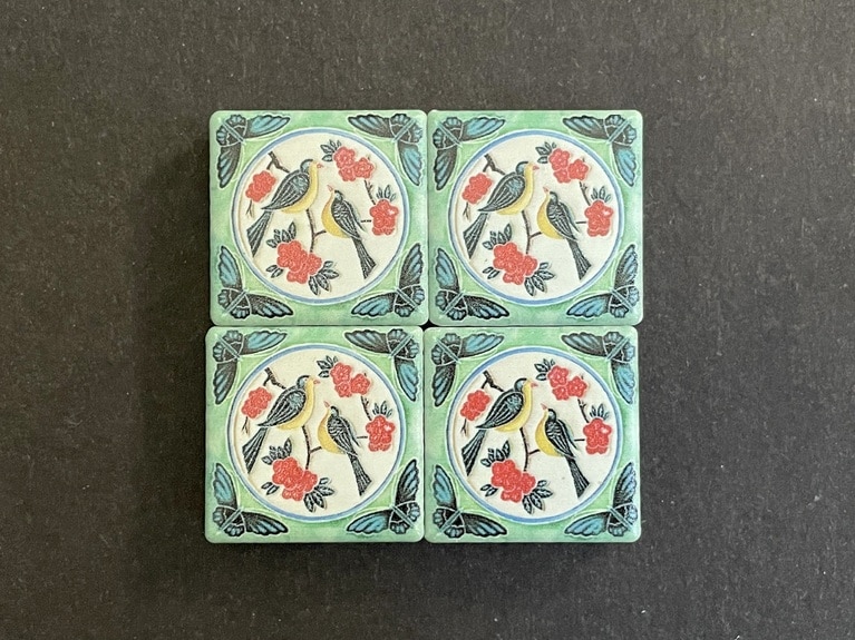 花や鳥をモチーフにしたものなどいくつか種類があります。