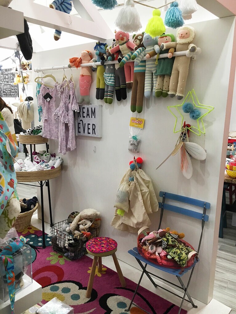 地元の作家さん手作りのぬいぐるみや、リネン類など。素材はエコで優しい。