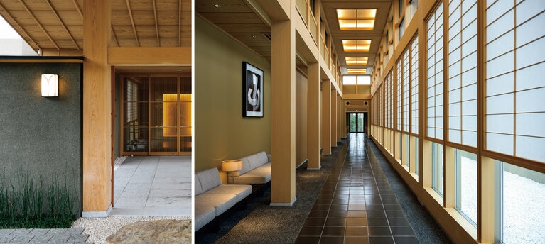 左：ゆるやかな坂道をのぼると現れる土壁と瓦屋根のエントランス。右：「強羅花壇」のシンボルである尾鷲檜（おわせひのき）の柱廊。