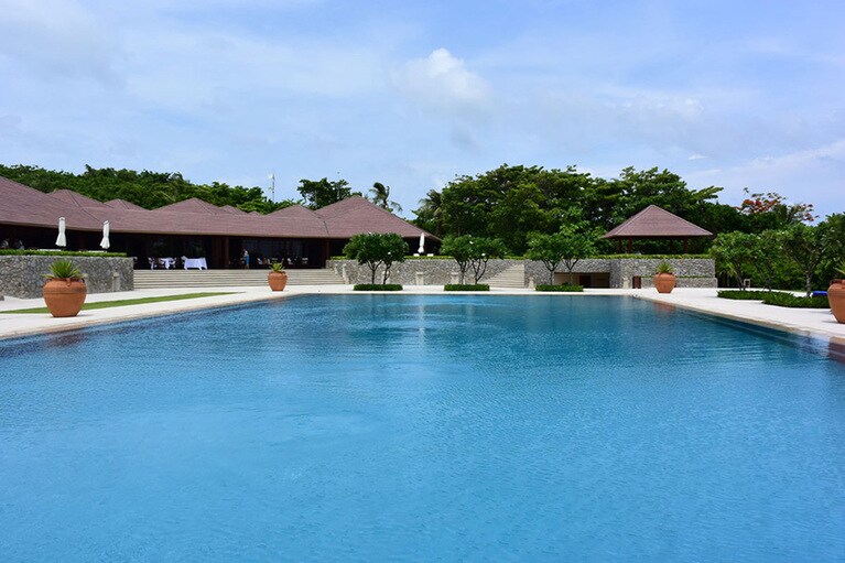 島の中央に位置するクラブハウス。レストランと30メートルプールを併設しています。