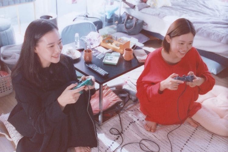 ©金原ひとみ／集英社・映画「ミーツ・ザ・ワールド」製作委員会