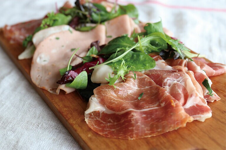 プロシュート、モルタデラなど切りたてのハム4種。