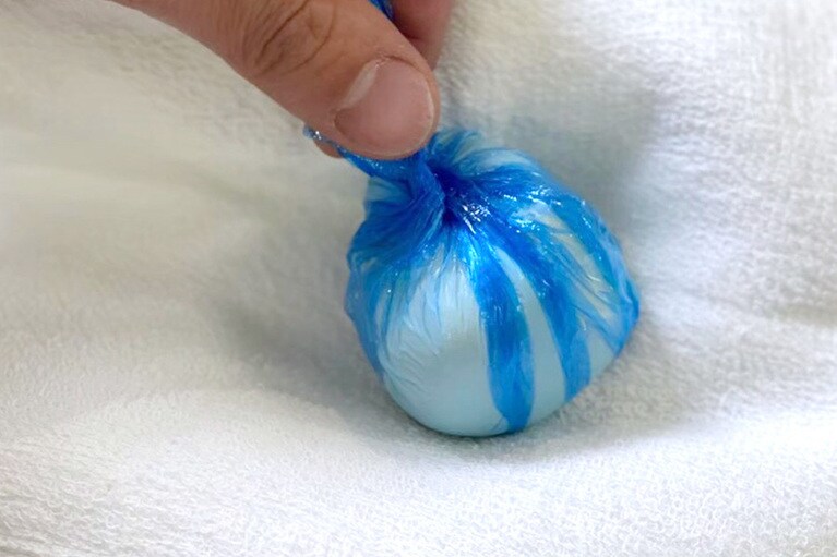 完成した丸いアイス。