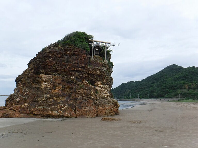 稲佐の浜の弁天島。かつては沖にあったけれど、潮流の変化により徒歩で近づけるように。