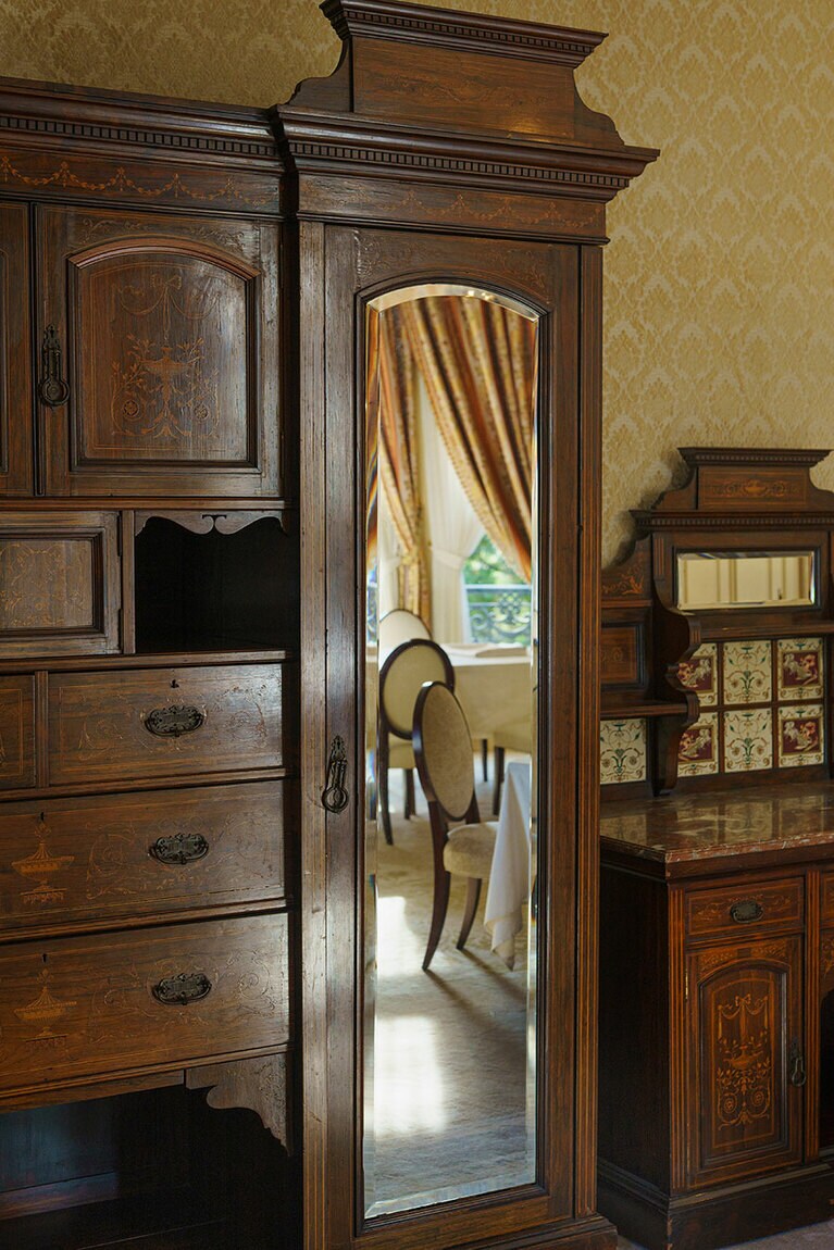 メープル社製の姿見付き家具。