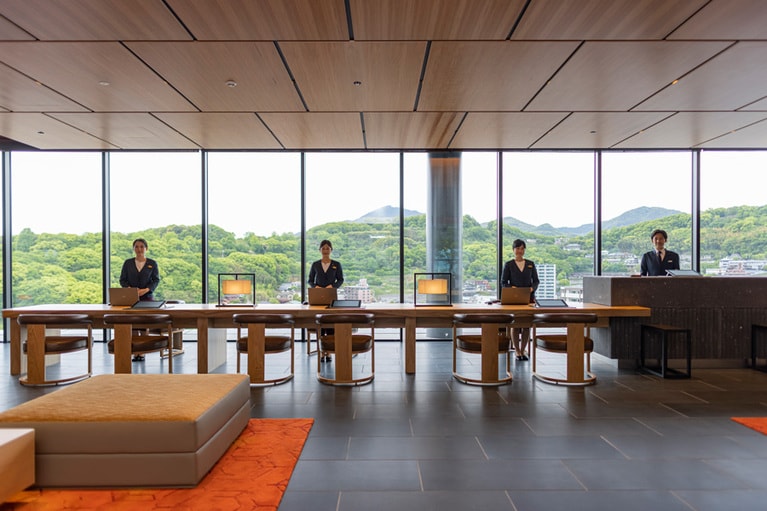 チェックインは、これまでの宿泊主体型ホテルとは一線を画す着座スタイル。THE BLOSSOM KUMAMOTOならではの温かなおもてなしを実感できます。