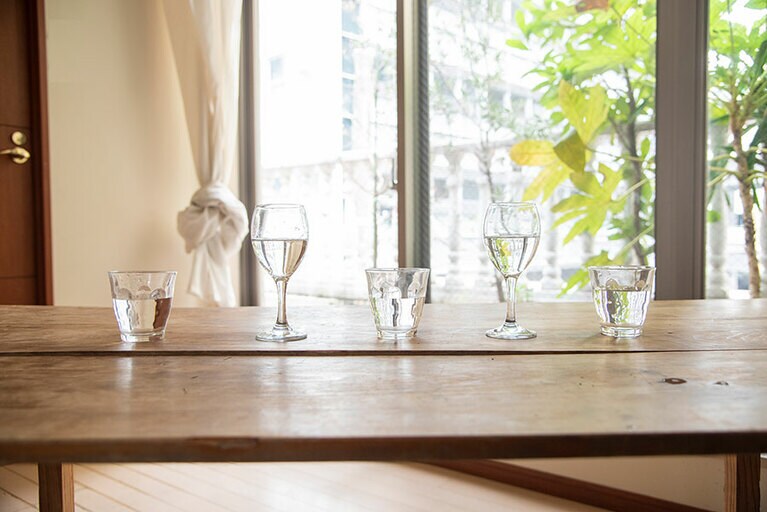 等間隔にコップを配置するとキレイに。