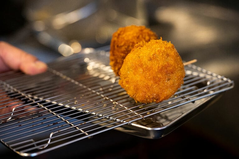 店の看板メニューは、注文してから揚げる“近江橋場牛メンチカツ” 450円。