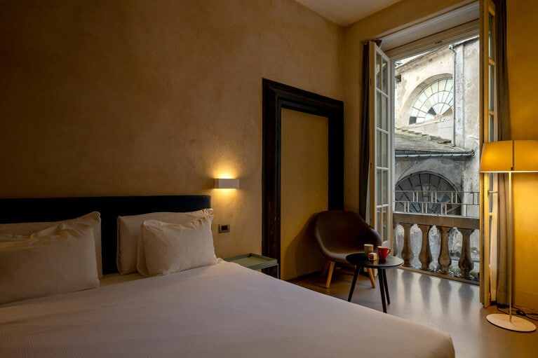 街の広場を見下ろせる大きな窓が設えられた“ジュニア・スイート”。モダンながら部屋のデザインには優美な中世の気配が漂う。