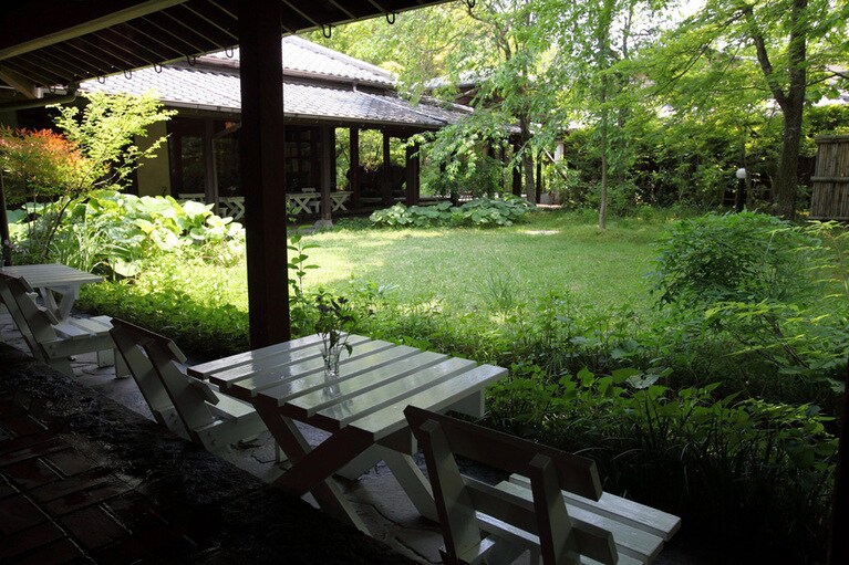 由布院玉の湯［大分／由布院温泉］中庭を眺めるテラス。