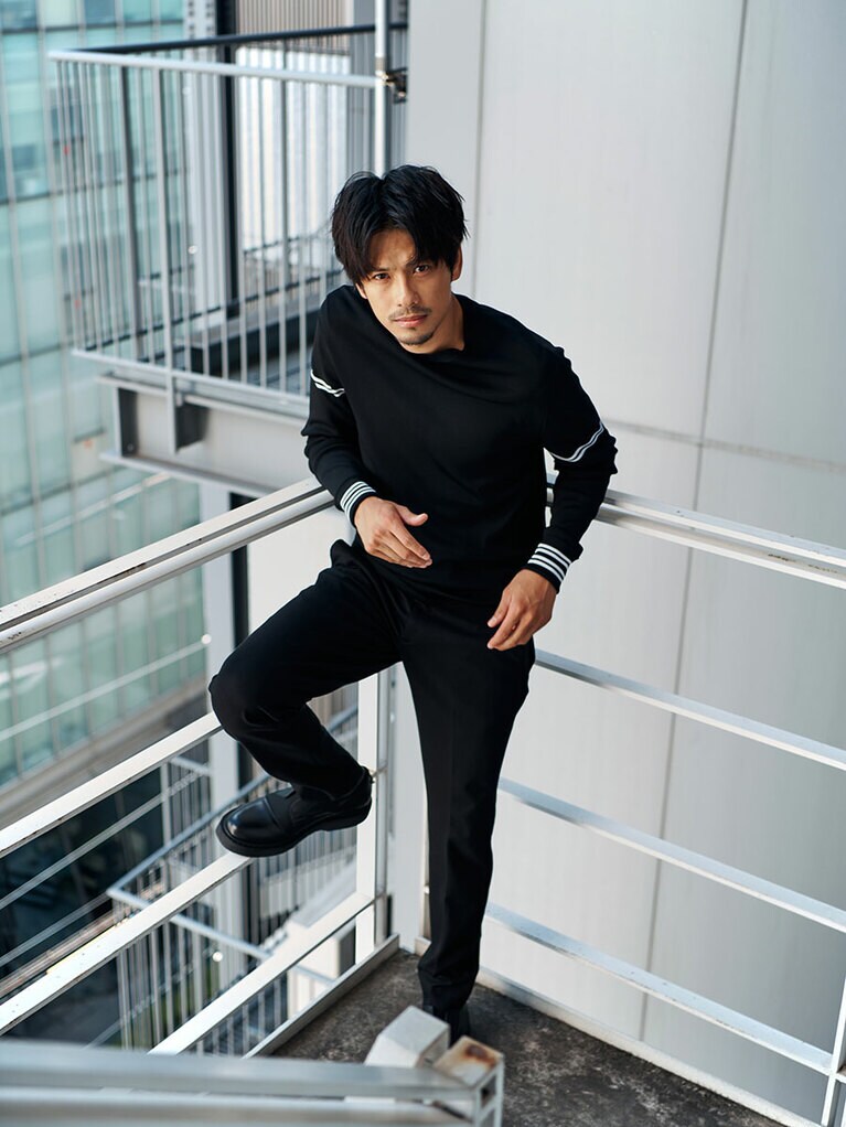 ニット 60,000円、パンツ 62,000円、シューズ 84,000円／ニール バレット(ニール バレット GINZA SIX 03-3572-5216)