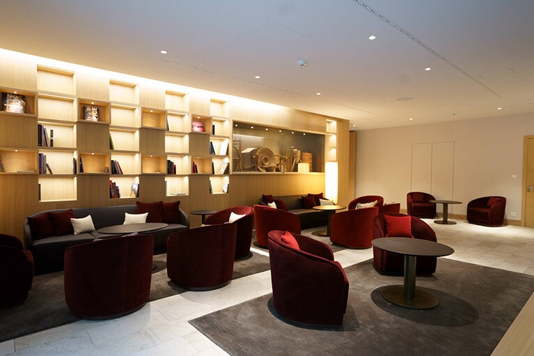 ライブラリーは照明デザインが秀逸だ。セルフサービスのコーヒーや紅茶が用意されているので長居したくなる。