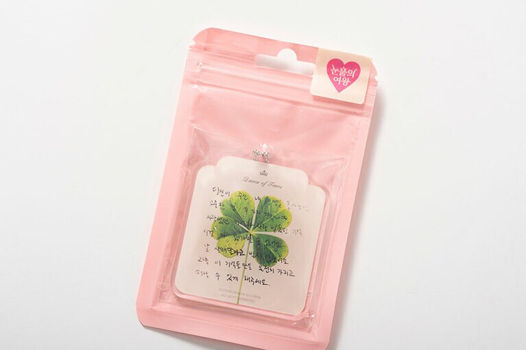 「アクリルキーホルダーB」 1,800円。