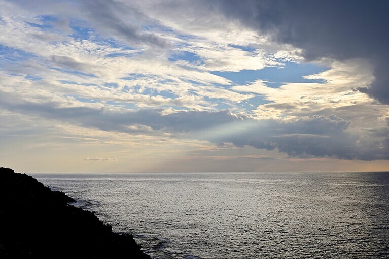 神々しい光に包まれる夕暮れの大海原。