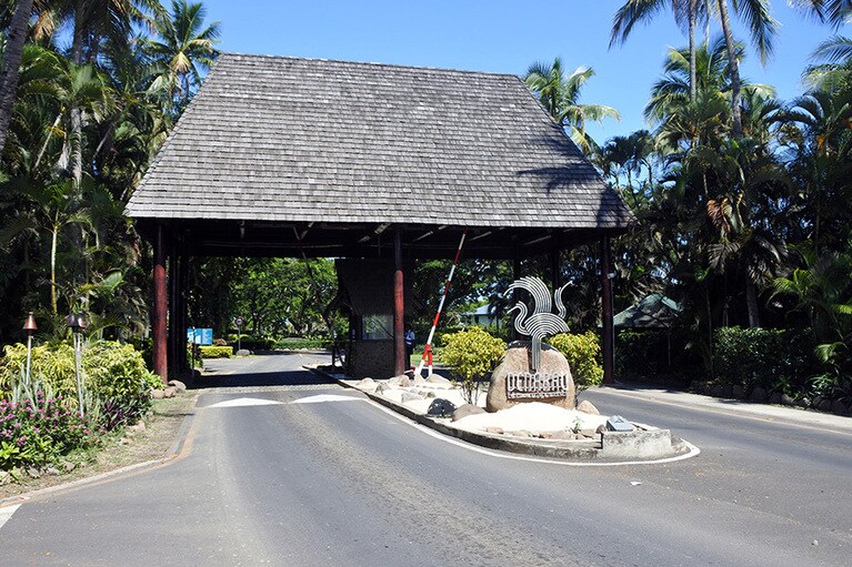 橋を渡ったデナラウ島のゲート。この先がリゾートエリアになります。