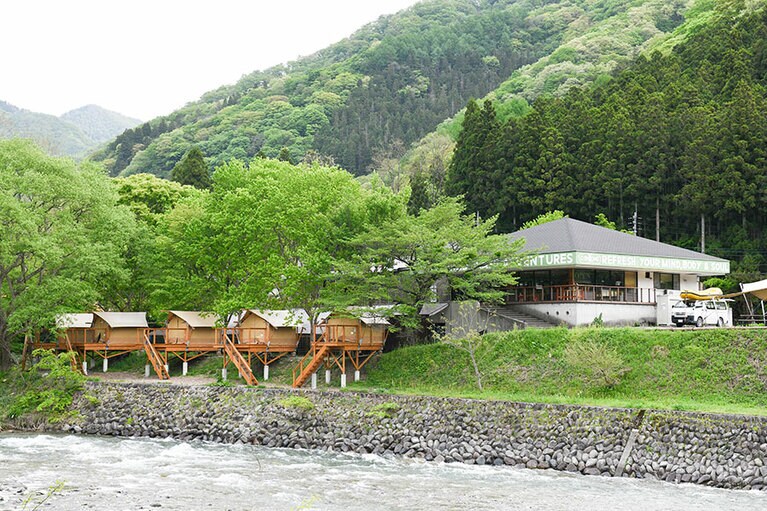 群馬県利根郡みなかみ町にある「キャニオンズみなかみ」。外国から来た国際水準のインストラクターと一緒にアウトドアレジャーを楽しんだり、施設内に設営されたテントでグランピングが満喫できます。