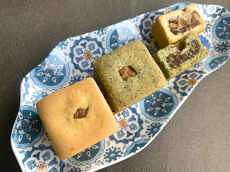 緑色のものがパナップルケーキ烏龍茶風味。生地の中に茶葉の粉末が練り込まれています。
