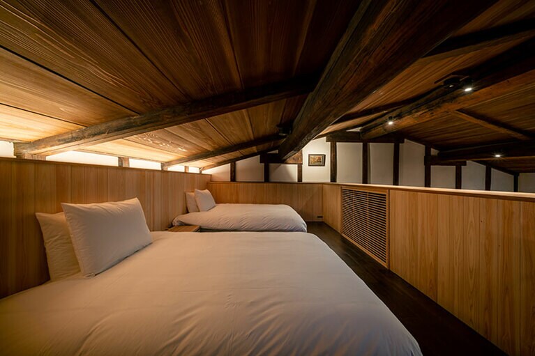 小屋梁を生かしたベッドルーム。
