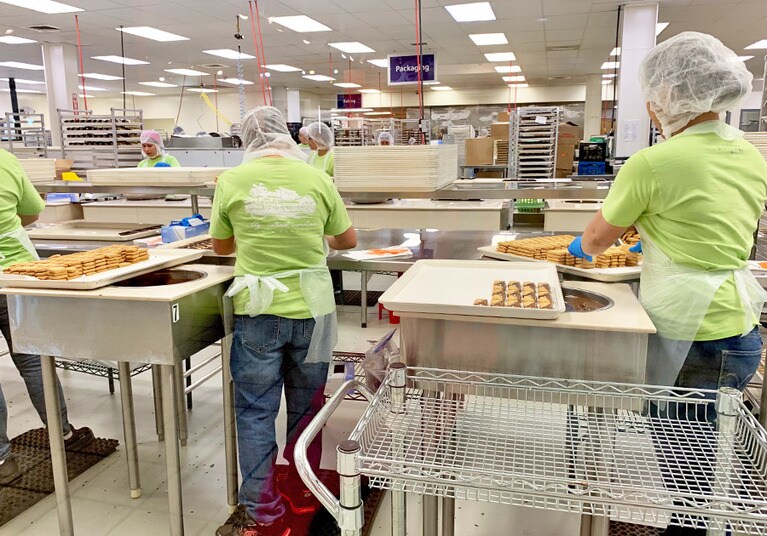 クッキーを作っている様子はなかなか興味深い。