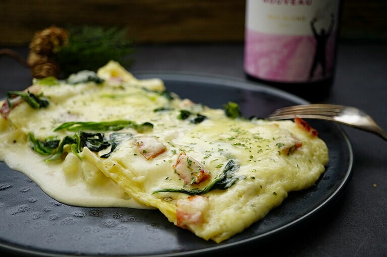 成城石井自家製 スイス産グリエールとエメンタールと自家製ベーコンのラザニア863円(税込) 。