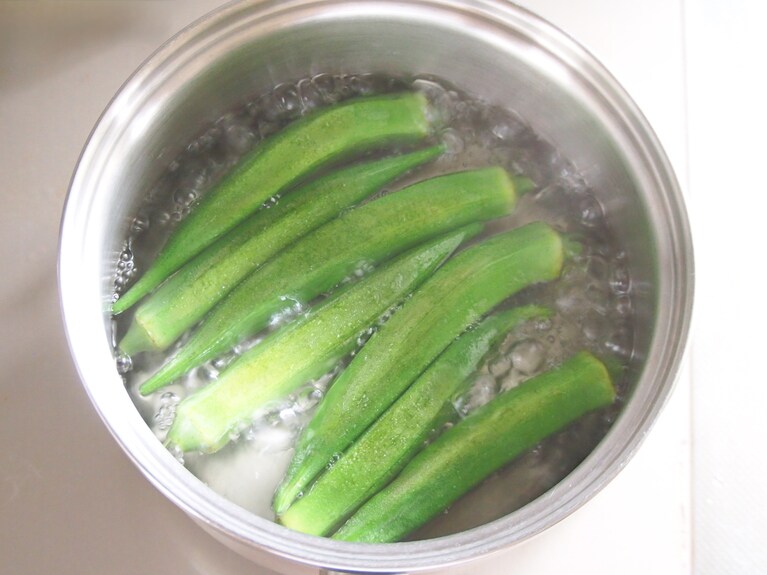 鍋に湯を沸かし、オクラを茹でる。