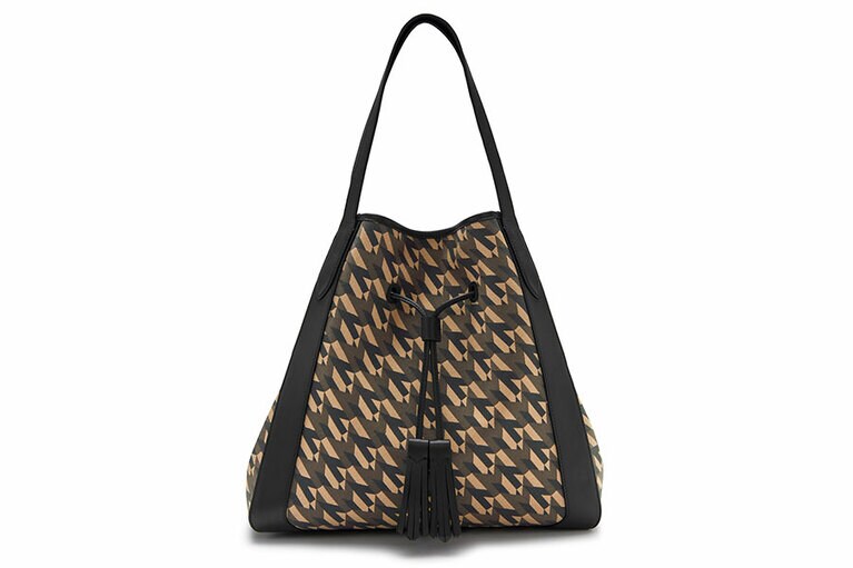 ミリー 126,000円。高さ36cm×38cm×マチ13cm、ショルダーストラップ23cm。