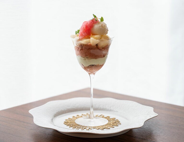 「すもももももなカプレーゼパフェ」2,420円。シャンパンとともに味わうと、さらにさわやか。