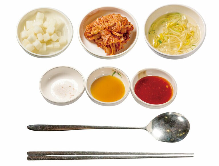 お通しは冷たいもやしスープ。チキンには大根の漬物と自家製キムチ付き。キムチはチキンにのせて食べてみて。