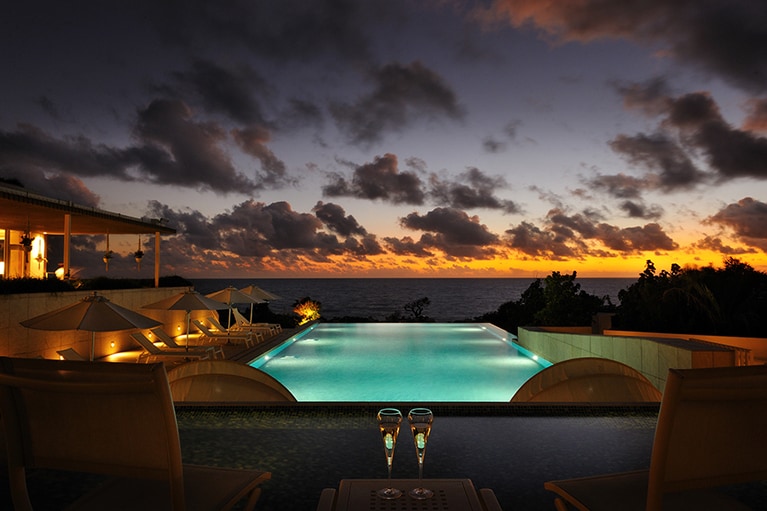 この幻想の瞬間のために旅したくなる「サンセットディライト」は、通年開催(日没から約1時間、無料)。ちなみにプールの利用可能期間は4月1日～11月30日。