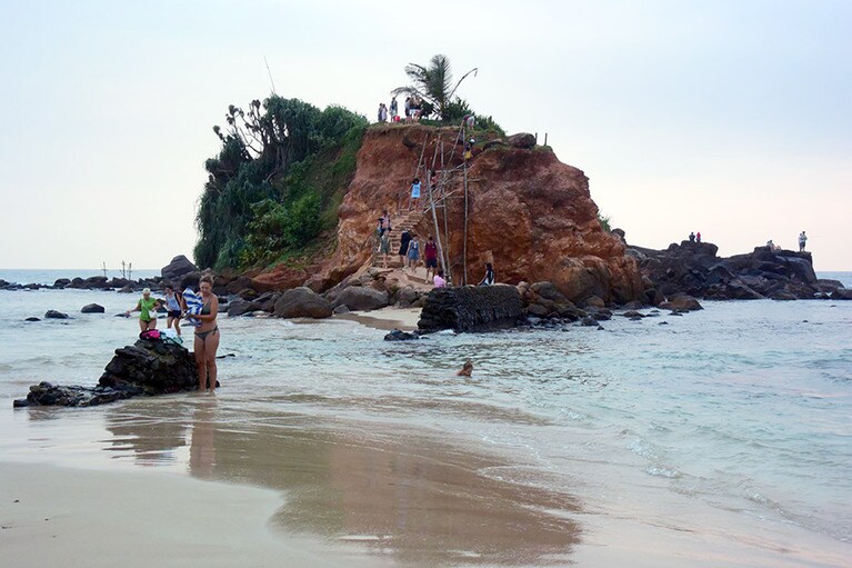 波打ち際近くの、登ることができる巨岩パロットロック。