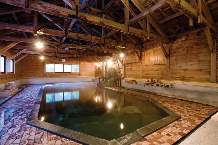 刺激の少ない単純温泉。ぬるめの湯が心身を鎮め、不眠症にも効果的。