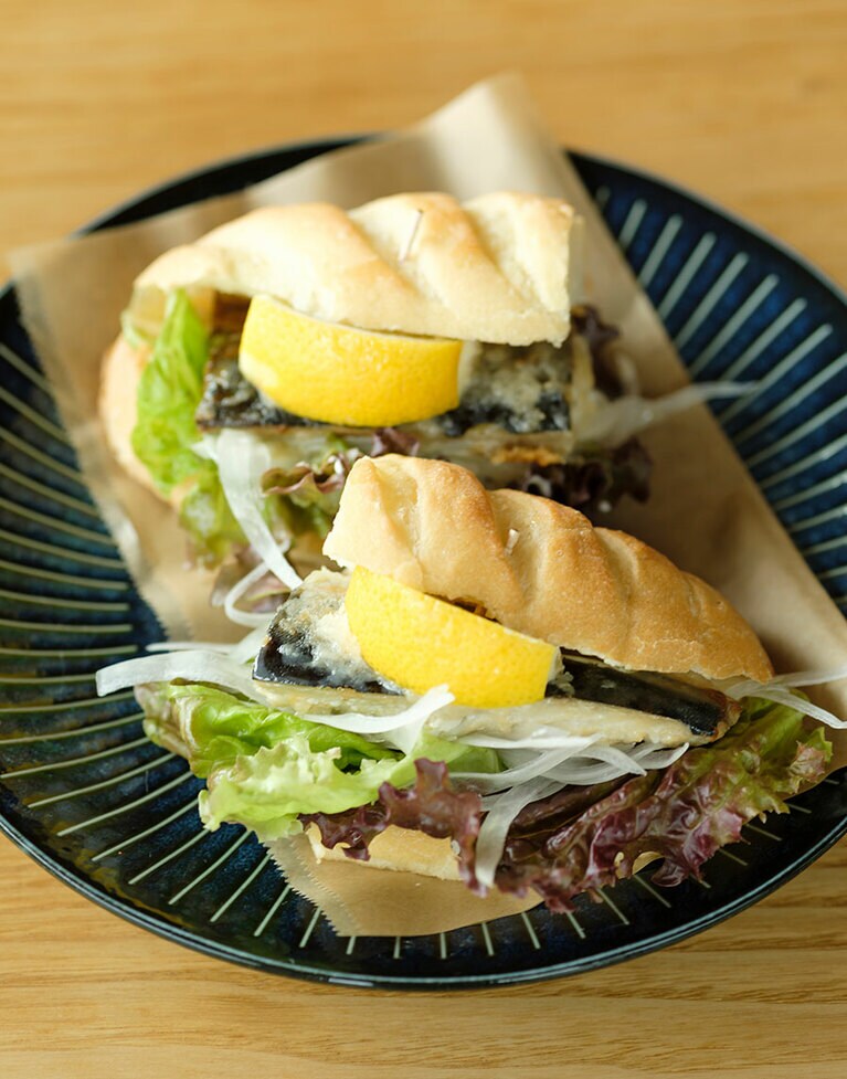 福井から京都を結ぶ鯖街道が近いことから、この地域では鯖が名物。“鯖サンド” 990円。パンは地元の「林パン屋」のもの。