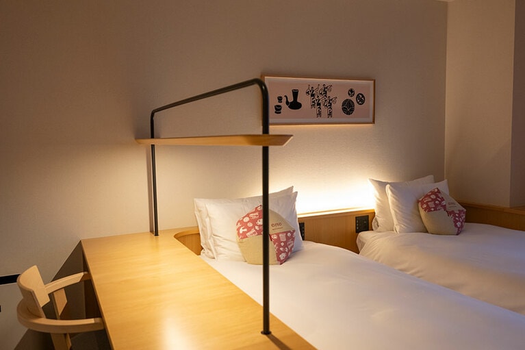 部屋の入口側のテーブルは椅子と組み合わせてデスクとして使用でき、出張やワーケーションに最適。ちょうどオンライン打ち合わせがあったためこちらで参加したところ、後ろが白壁でばっちり。視線の先には窓があり、開放感もあって気持ちよく作業が進められる。