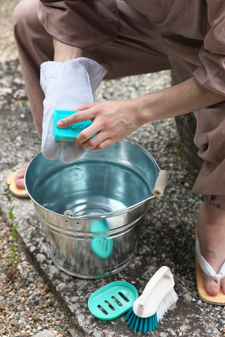 掃除は、何よりも結果を重視したい。足袋については、洗濯機よりも手洗いが効果的(『比叡山大阿闍梨 心を掃除する』より)。