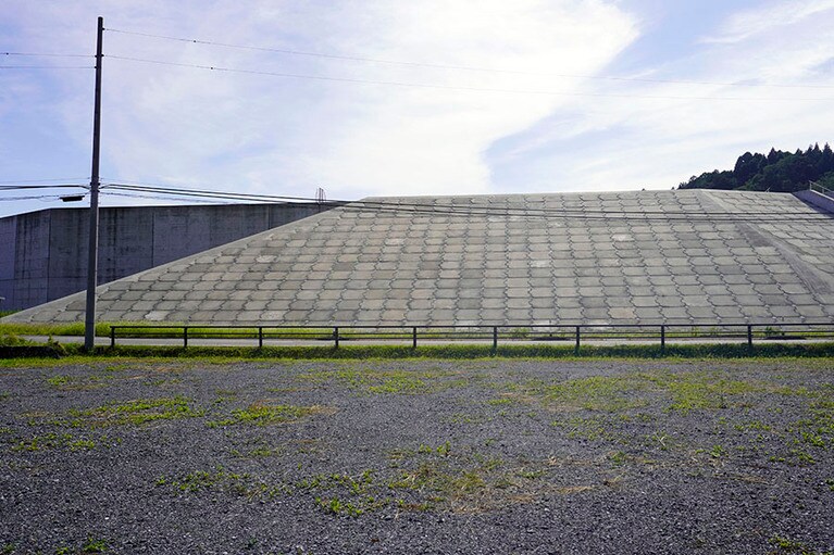 陸前高田には巨大な防波堤が。東日本大震災を思い起こさせる。