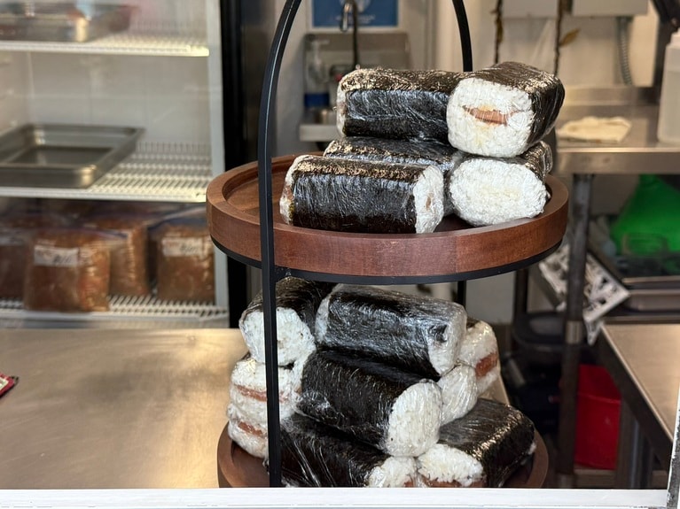 週末の朝のみ販売されるスパムむすび（3.85ドル）。