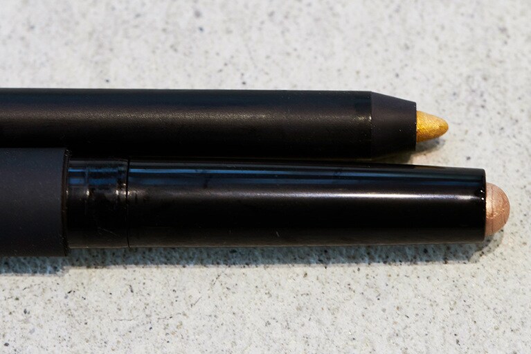 地肌の色を整えるのに使う「スティックアイシャドウ 8255」(下)。写真上の「ハイピグメント ロングウェアアイライナー 8224」(3,300円[税込])は、最後に下マブタのインサイドに使います。