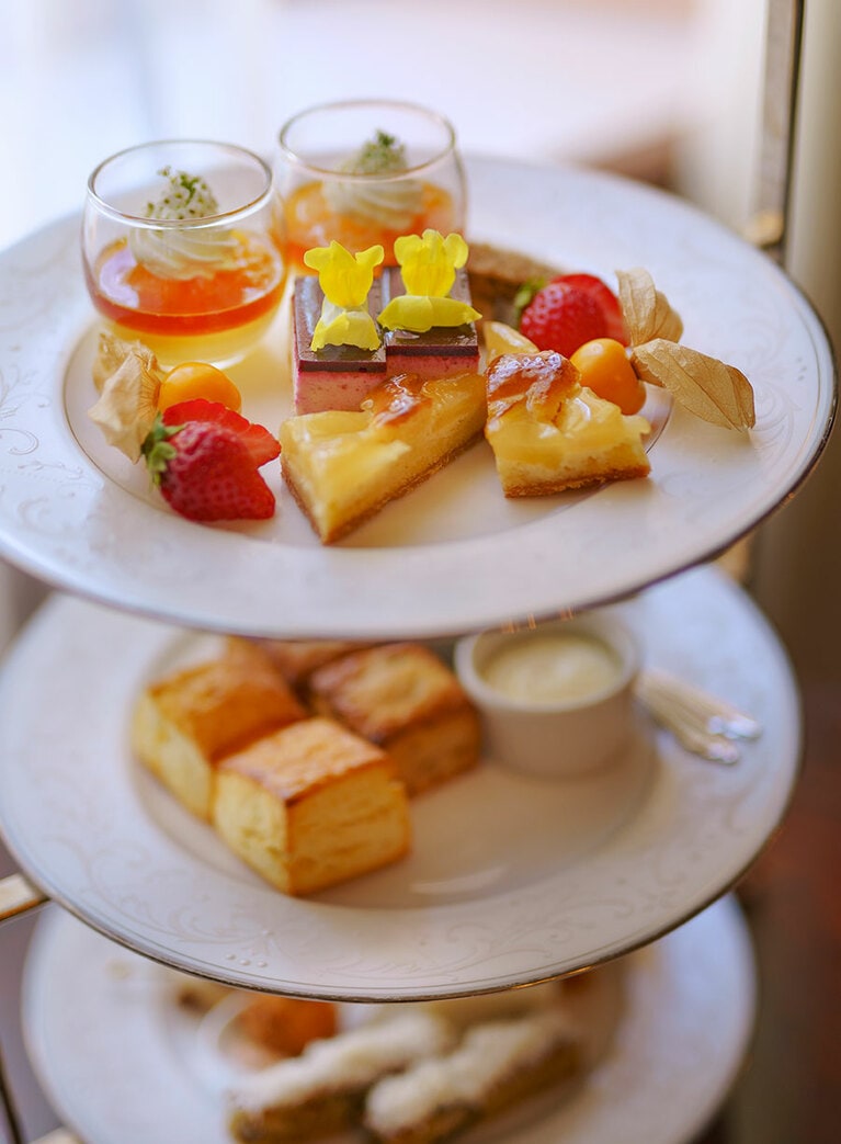 自家製スイーツやスコーン、ケークサレなどのフィンガーフードをのせたスタンドには、英国式アフタヌーンティーの定番であるハムときゅうりのサンドイッチも。