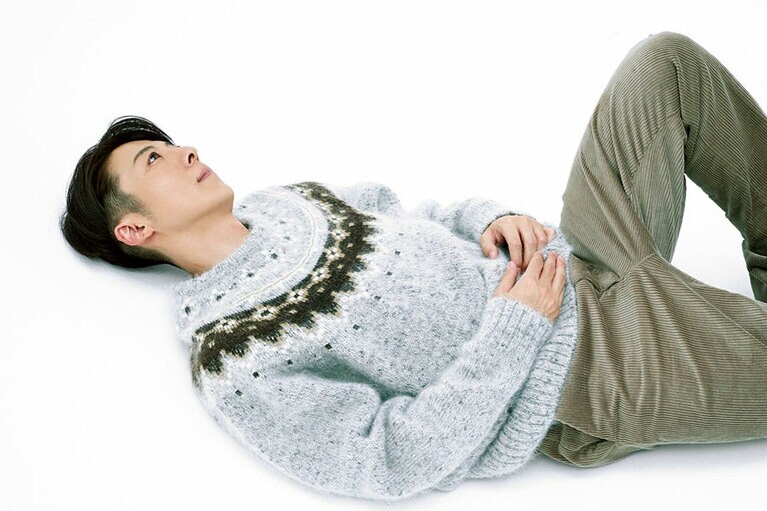 ニット 53,000円／08サーカス(08ブック)、パンツ 32,000円／オーラリー、靴 84,000円／パラブーツ(パラブーツ青山店)、その他／スタイリスト私物