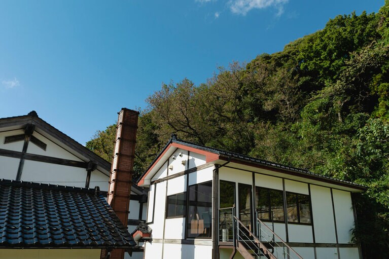 北沢Terrace。窓際の席は北沢浮遊選鉱場が目前に広がる特等席。