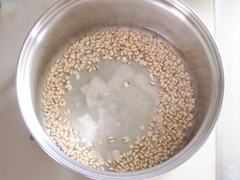 鍋に水、ハトムギを入れて加熱する。柔らかくなるまで15分ほどゆっくり煮る。