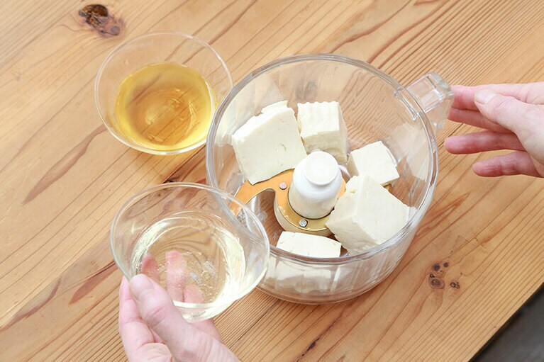 材料を全てフードプロセッサーにかける(フードプロセッサーがなければ豆腐を滑らかにしてから残りの材料を加えてよく混ぜる)。