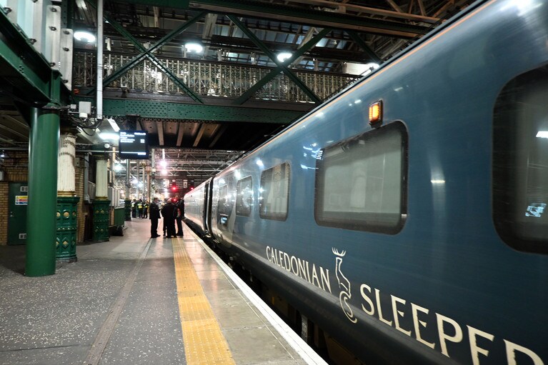 23時過ぎのエジンバラのウェイヴァリー駅は人もまばら。